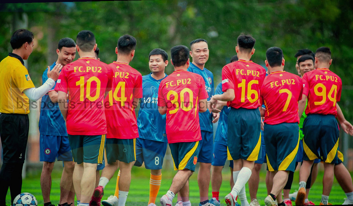 球场边线的抽象俯视图，荧光青线条在深色底上延伸